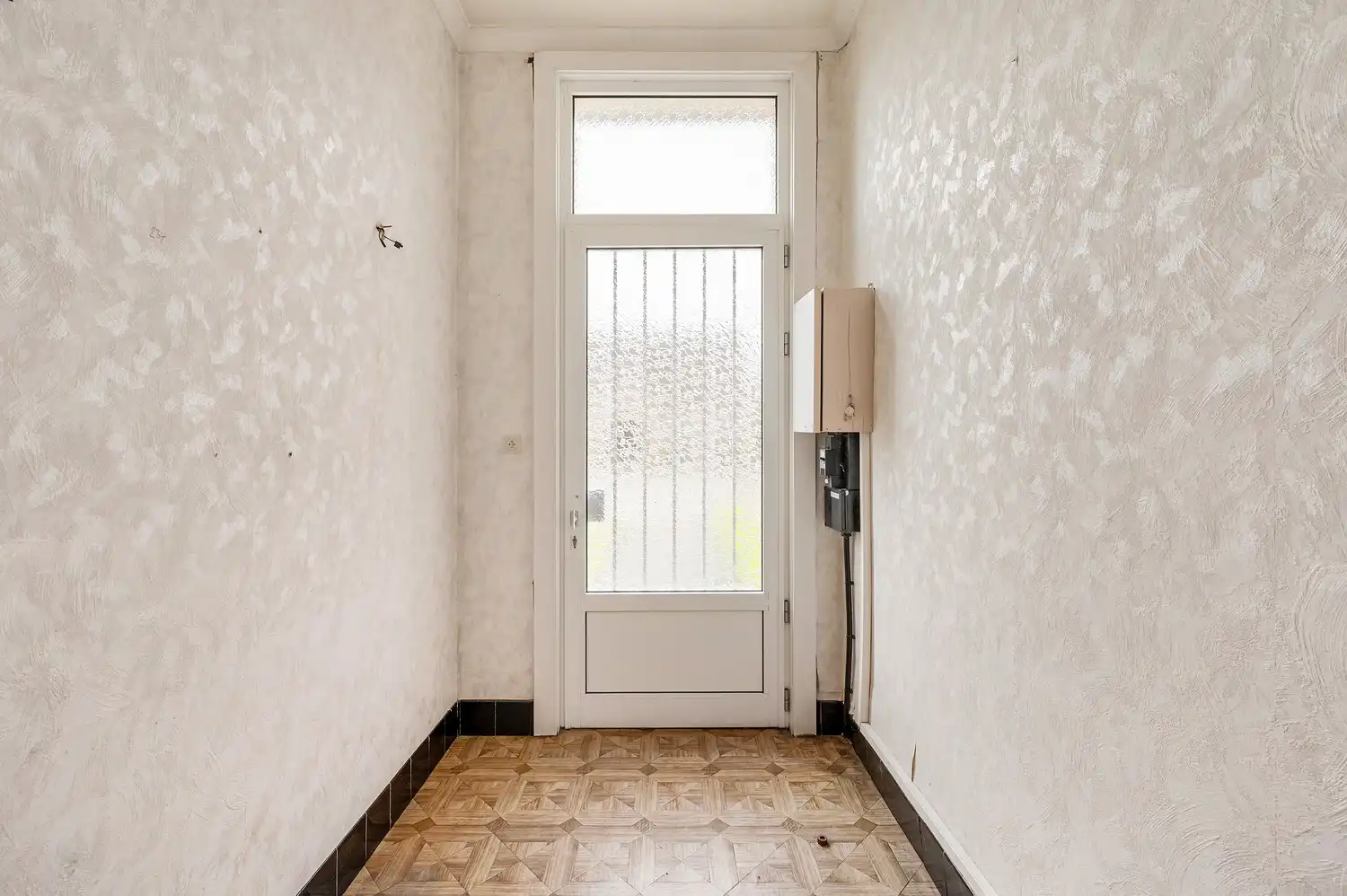 TE RENOVEREN WONING MET 3 SLPKS, PRACHTIGE TUIN + ACHTERLIGGENDE STAANPLAATS foto 7