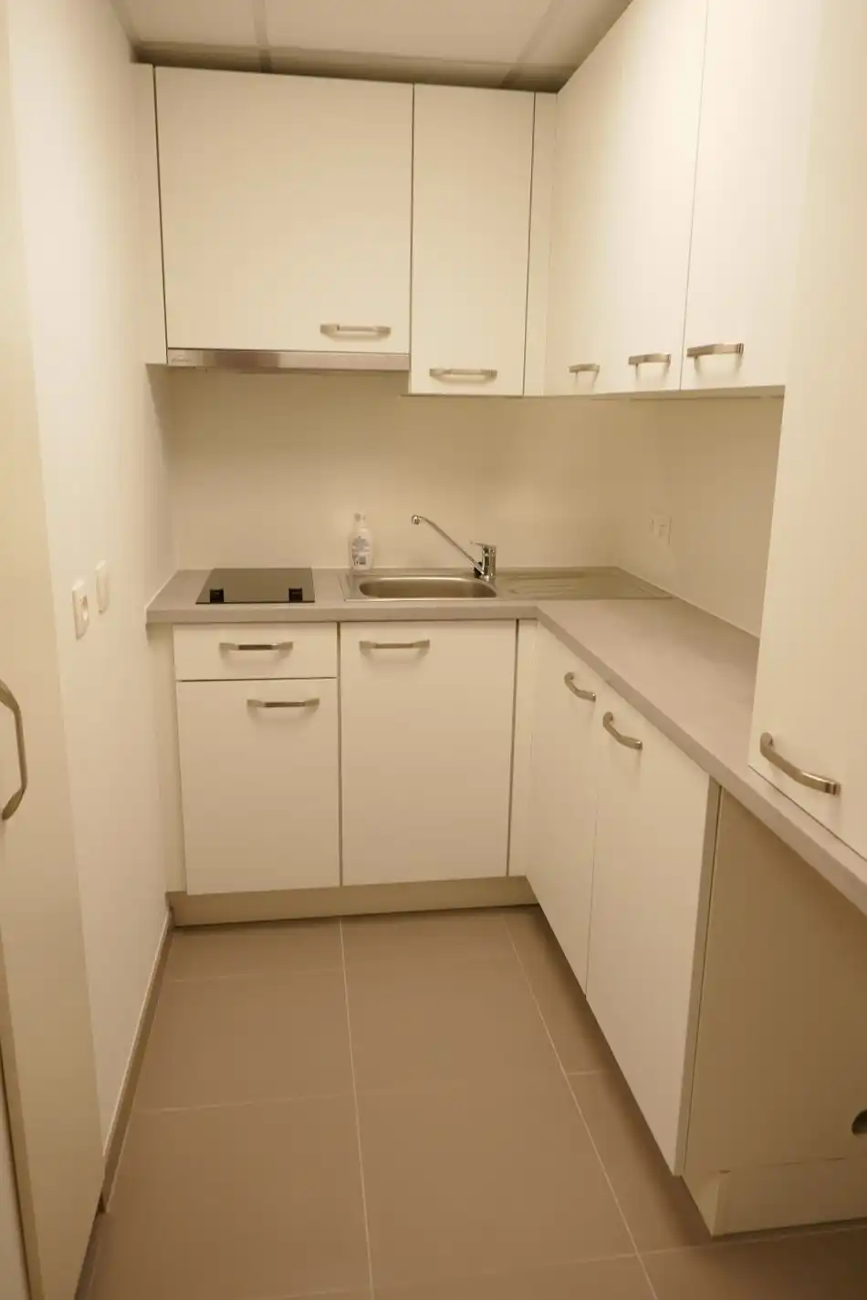 Gerenoveerde serviceflat midden het groen in Assebroek. foto 5