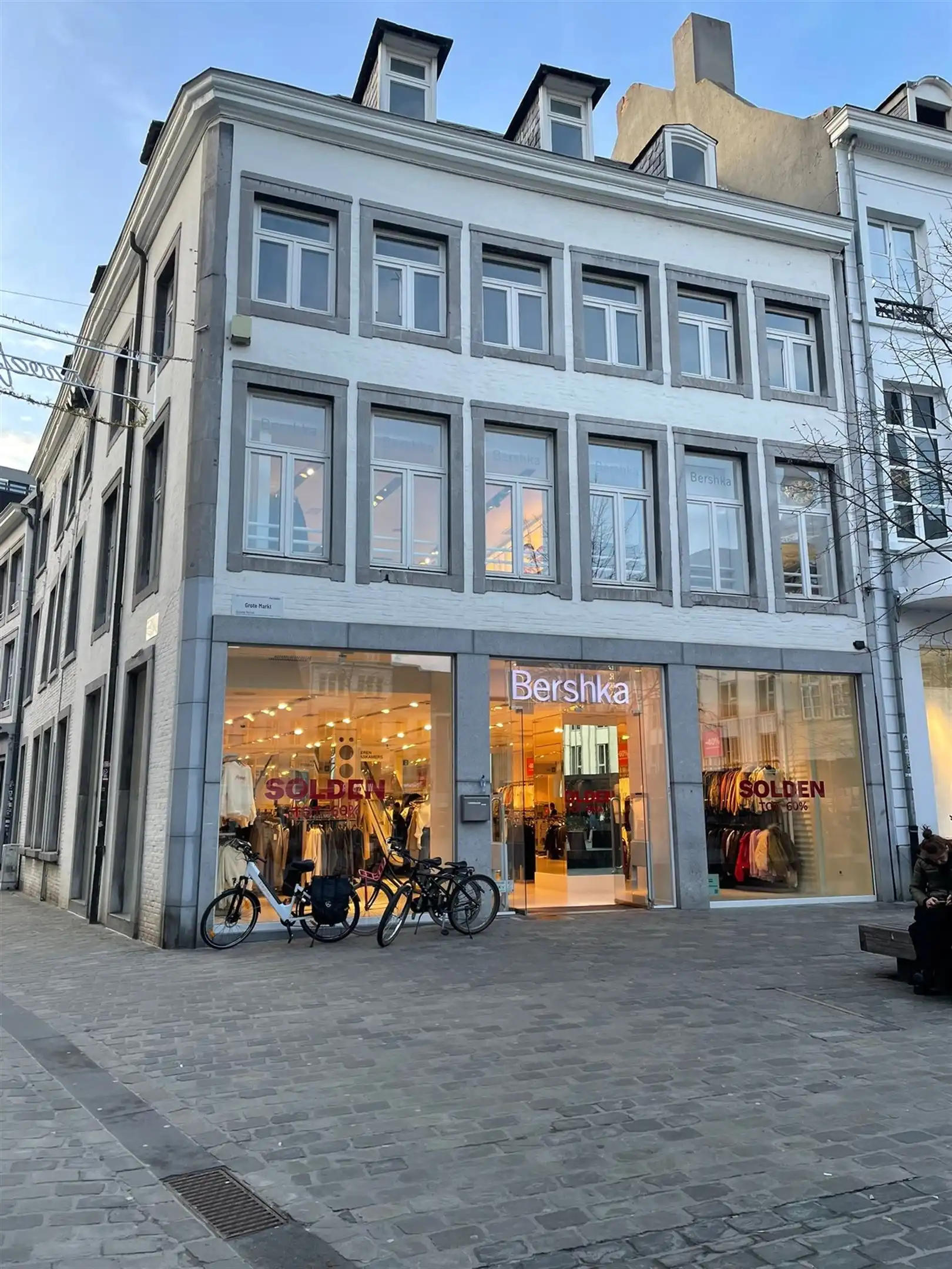 Kantoorgebouw foto {{pictureIndex}}