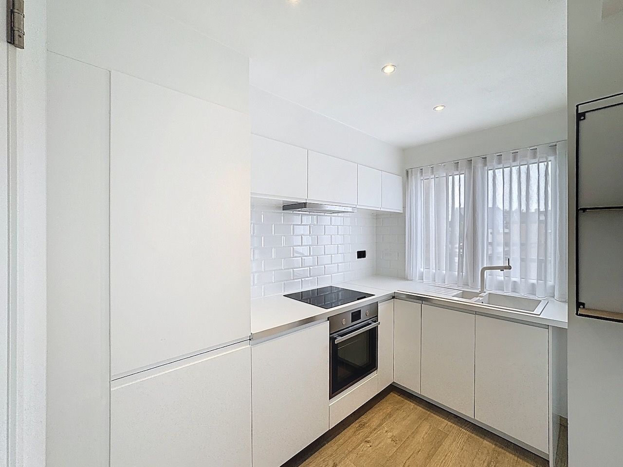 Lichtrijk één slaapkamer appartement met uitzonderlijk ruim west gericht terras. foto 8