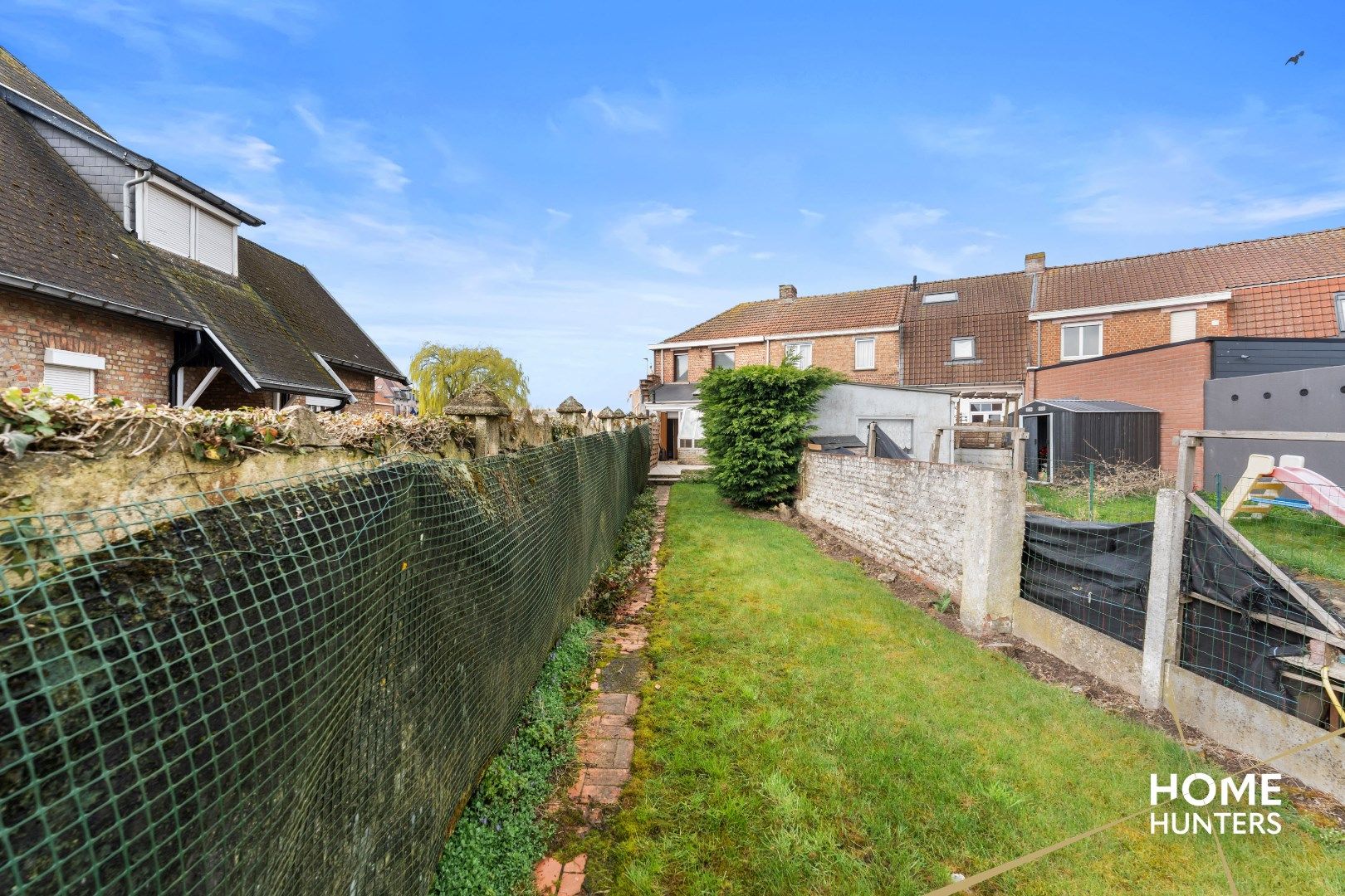 Woning met uitgestrekte tuin in de stadskern van Mesen foto 15