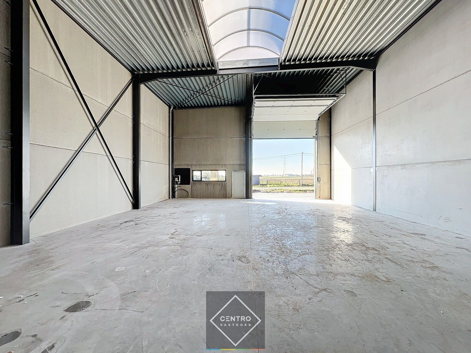 LAATSTE nieuwbouw-KMO-UNIT (180m²) aan straatzijde, PRODUCTIE TOEGELATEN, géén WVI-grond (!), onmiddellijk beschikbaar te SLEIHAGE (Oostnieuwkerke). foto 7