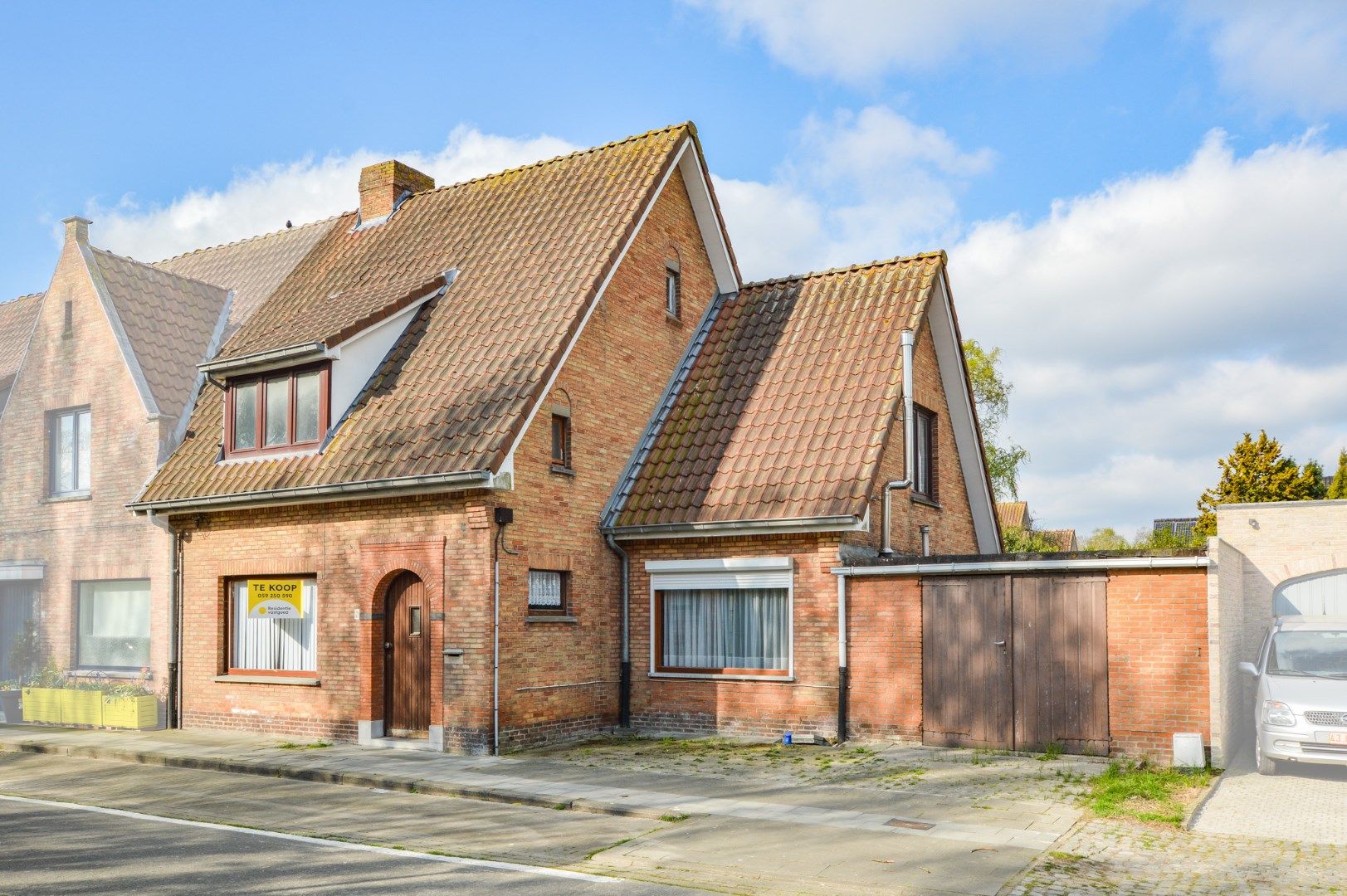 Hoofdfoto van de publicatie: Ruime halfopen bebouwing met zonnige tuin in rustige woonwijk te Brugge!