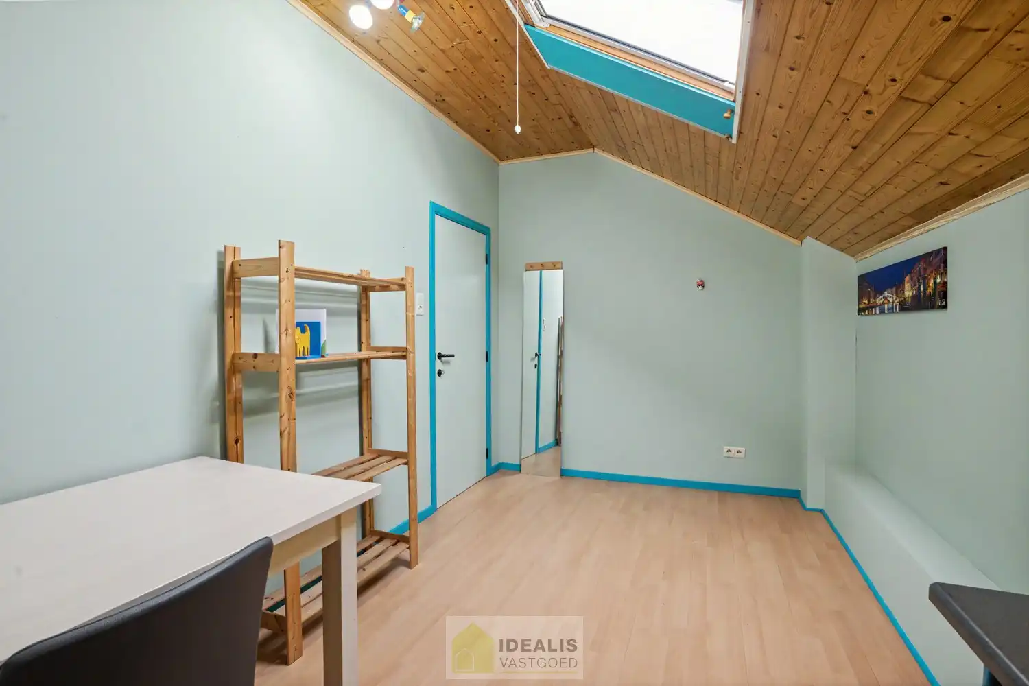 IDEALIS VASTGOED – ROYALE, INSTAPKLARE EN ZEER GOED ONDERHOUDEN GEZINSWONING OP EEN RUSTIG PERCEEL VAN 8A 44CA MET 4 KNAPPE SLAAPKAMERS, RUIME GOED UITGERUSTE BADKAMER, RECENT GERENOVEERDE KEUKEN, HEERLIJKE VERANDA EN VRIJSTAANDE CARPORT - De woning omvat maar liefst +- 225m² bewoonbare oppervlakte met een ruime lichtrijke woonkamer, uitgeruste recent gerenoveerde keuken, 4 slaapkamers, ruime badkamer voorzien van ligbad en inloopdouche, hobbykamer/werkplaats en vrijstaande carport met achterliggende fietsenberging. foto 19