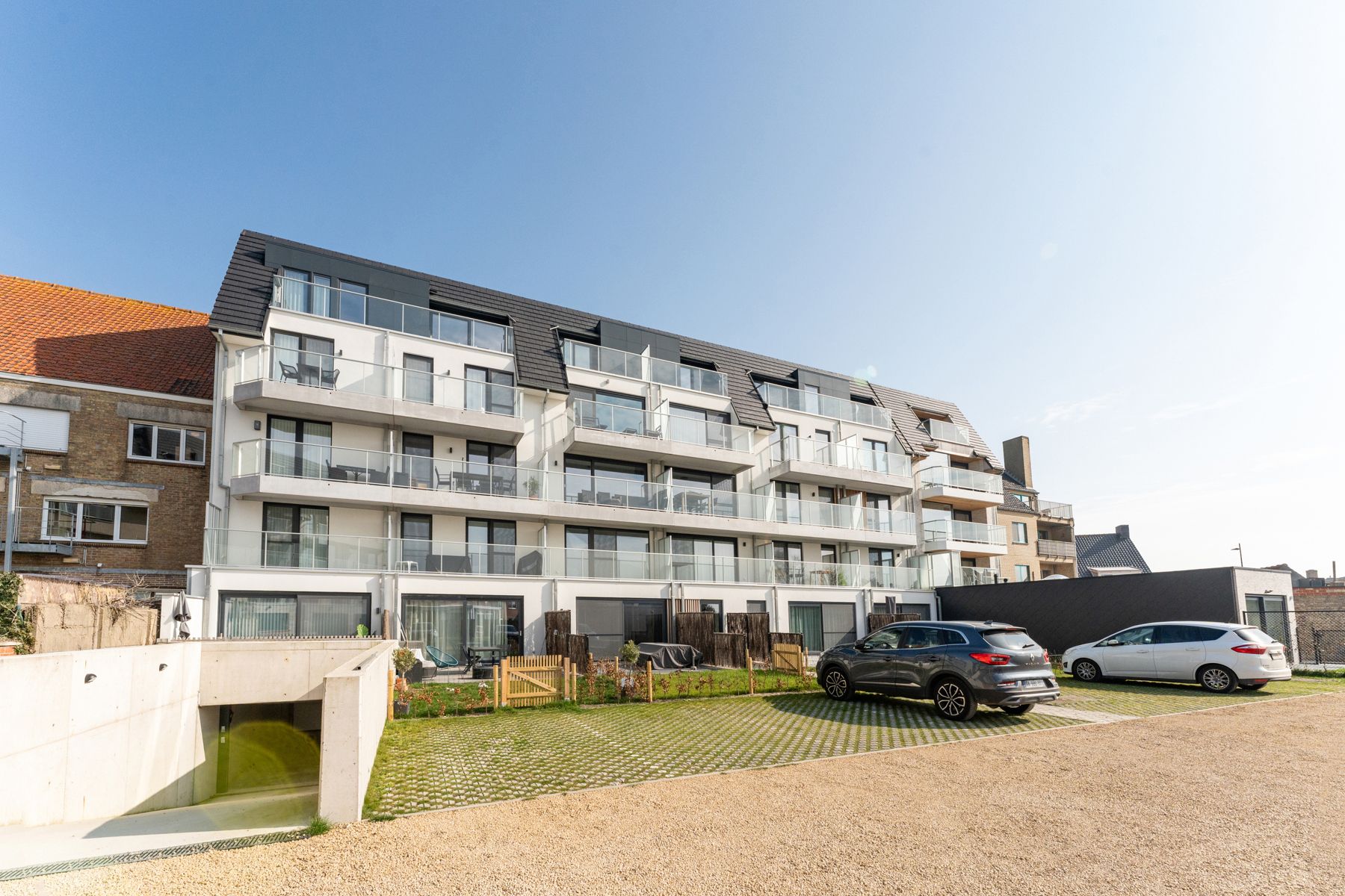 Recent appartement met autostaanplaats en berging foto 27