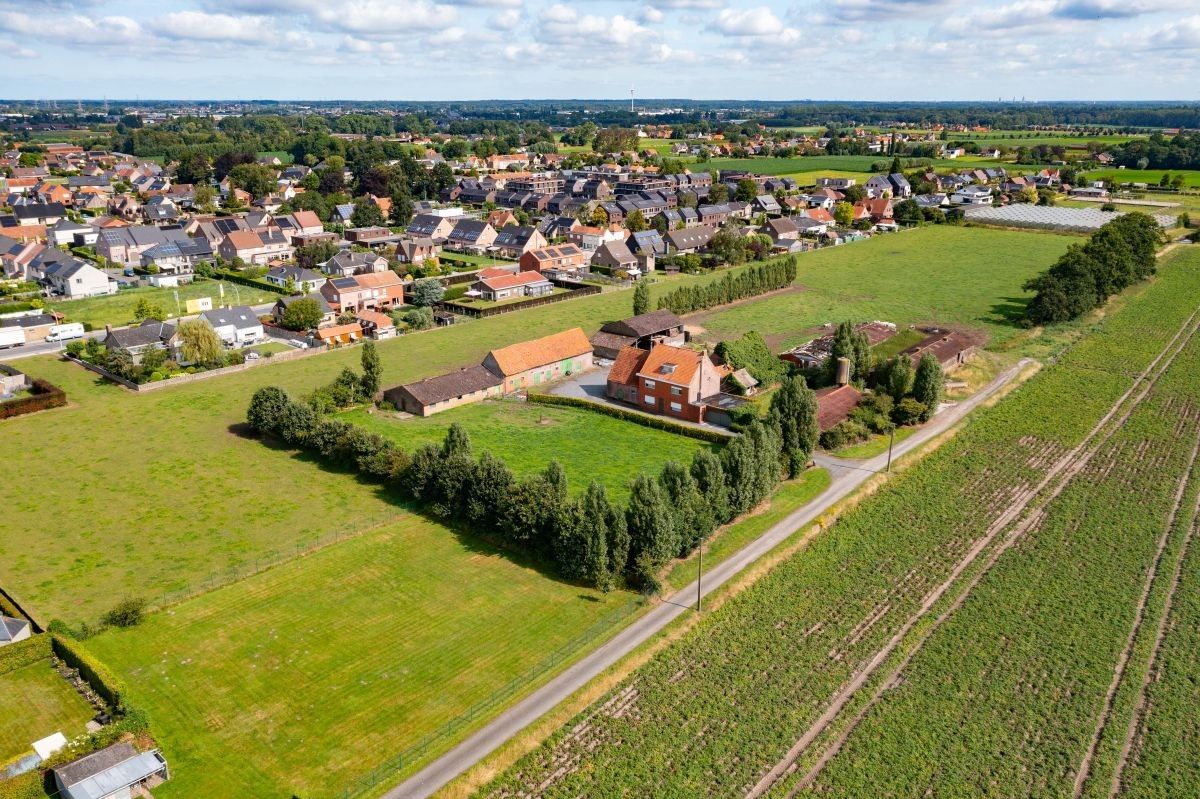 Nabij dorpskern gelegen hoeve te koop te Veldegem foto 1