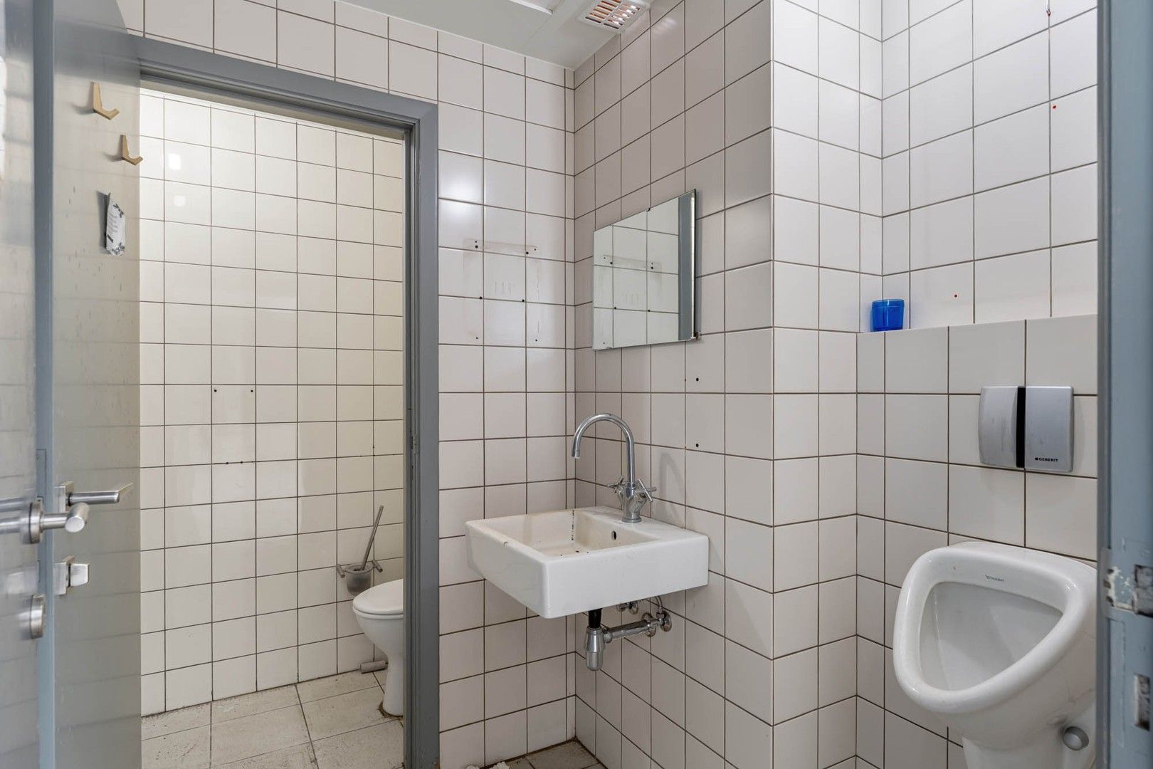 Bedrijfsgebouw (showroom/magazijn) met appartement gelegen op een perceel van 33a 50ca! foto 13