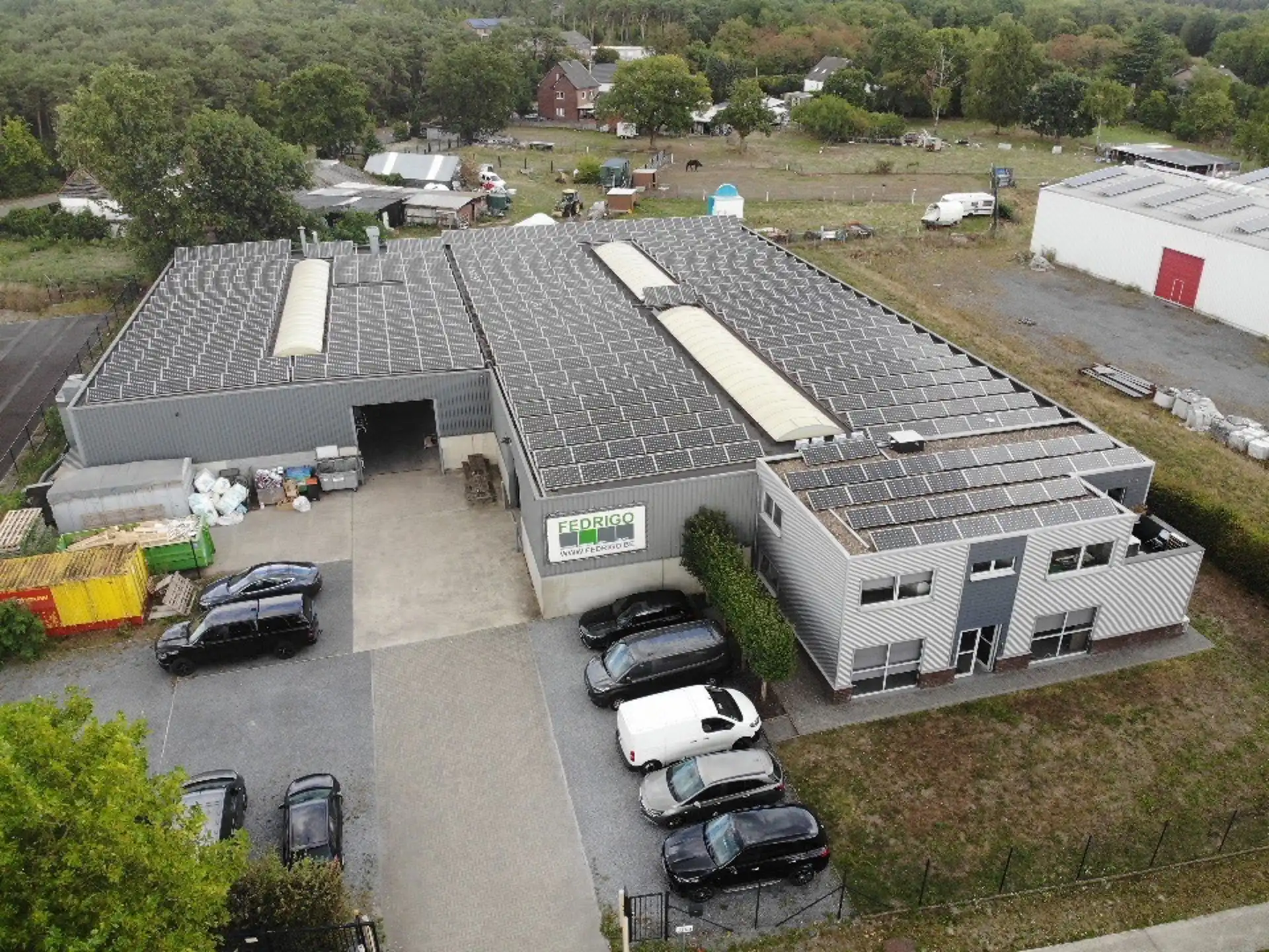 SEMI-INDUSTRIEEL GEBOUW MET APPARTEMENT foto {{pictureIndex}}