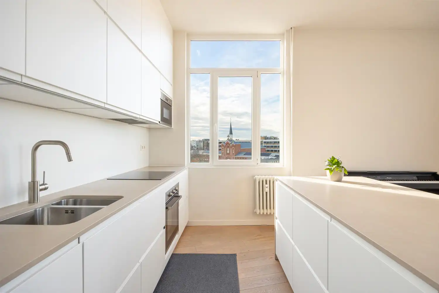 Vernieuwd ruim 2-slpk appartement met panoramisch zicht foto 8