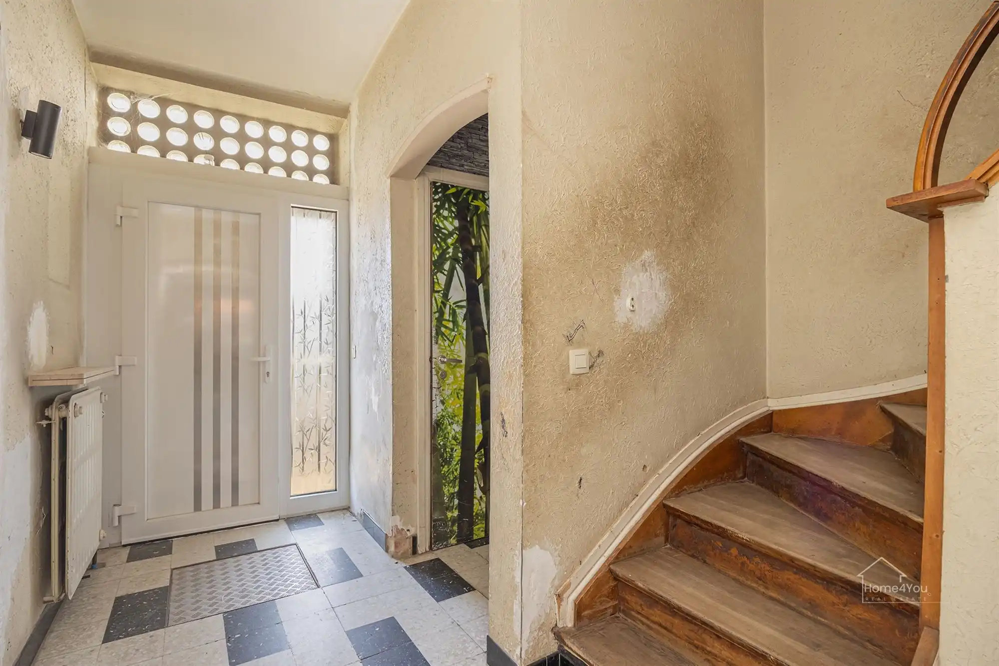 Op te frissen woning met zéér ruime extra zolder foto 3