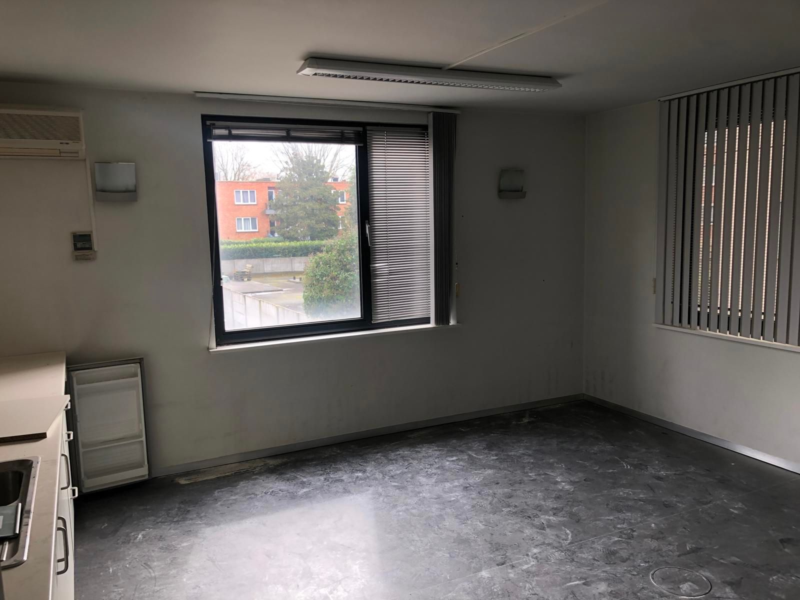 Kantoorgebouw met parking te koop foto 3