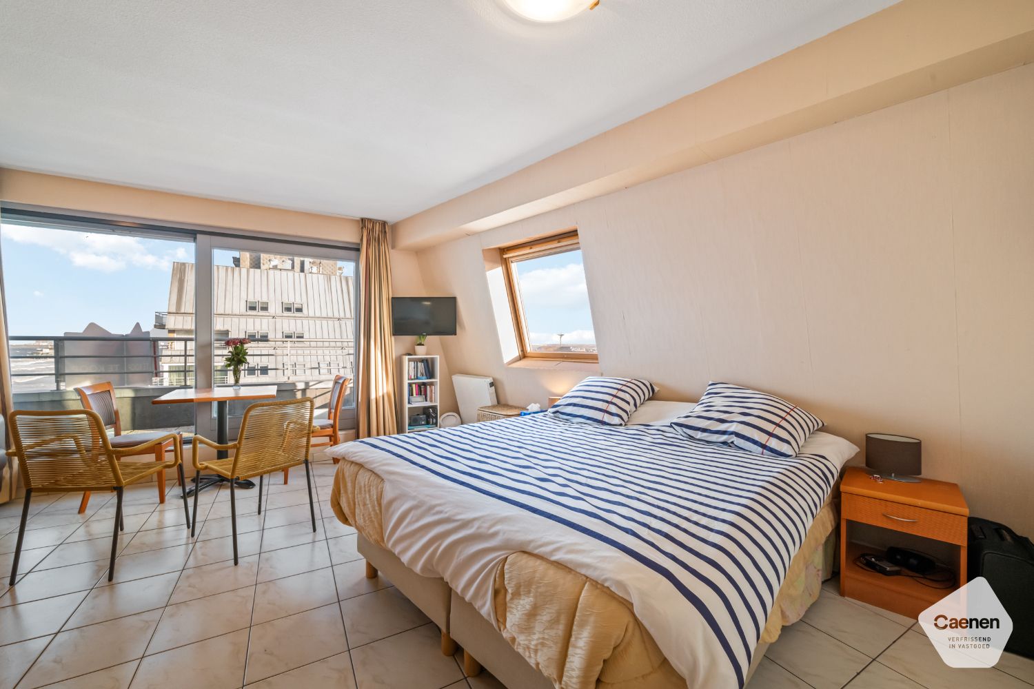 Lichtrijke studio met een prachtig uitzicht op zowel de zee als het hinterland foto 2