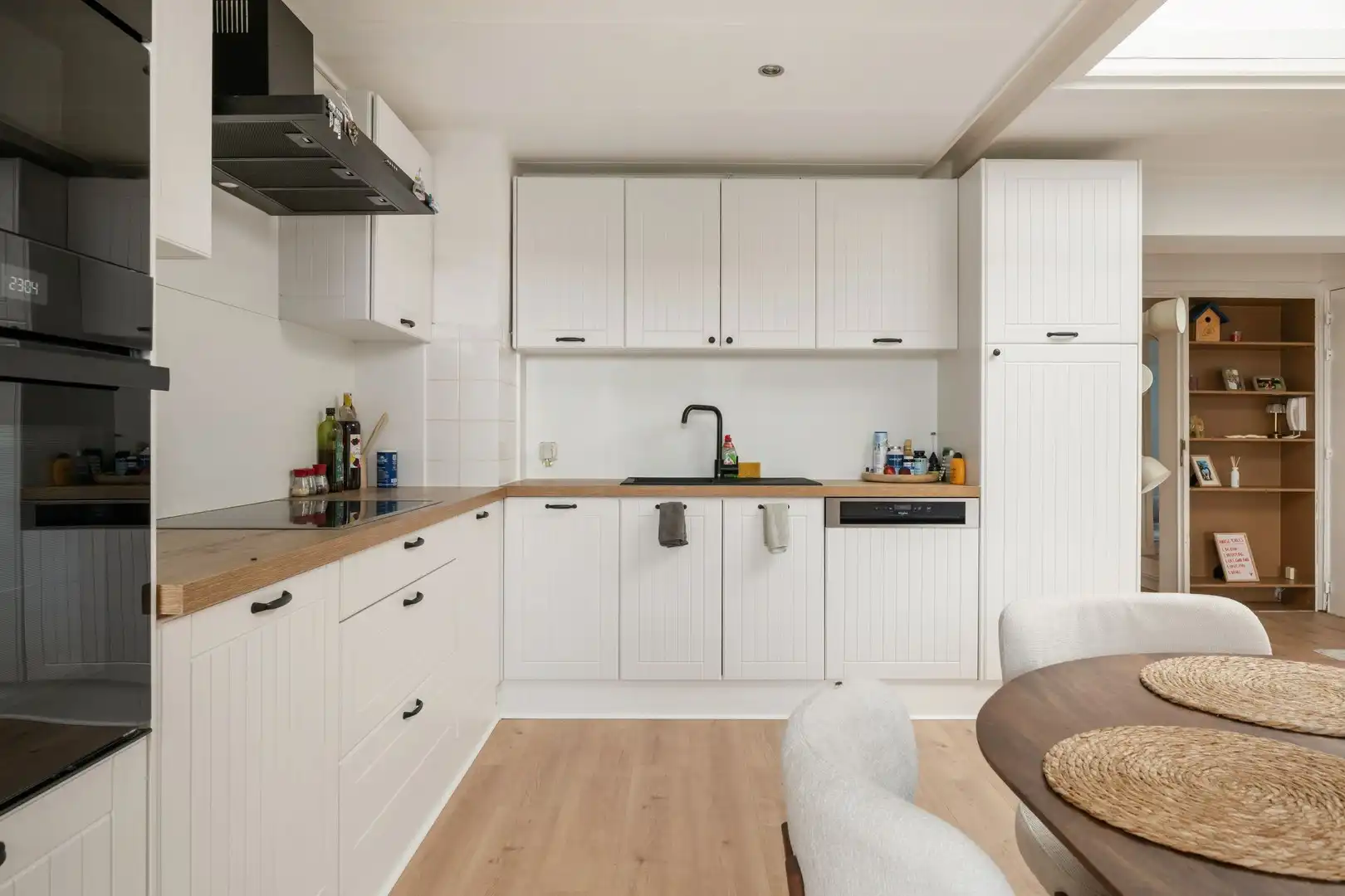 Verrassend ruim volledig opgefrist appartement in hartje Kortrijk met 1 slaapkamer foto 7
