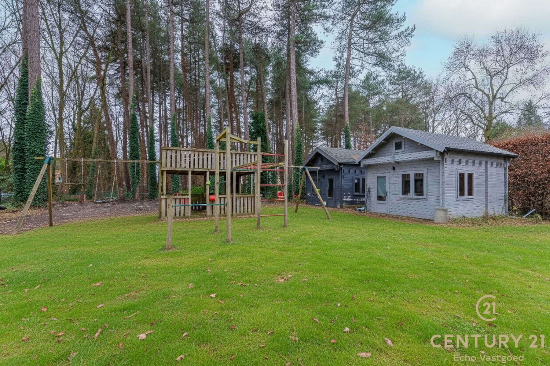 Unieke te renoveren villa in villawijk “De Lint” foto 3