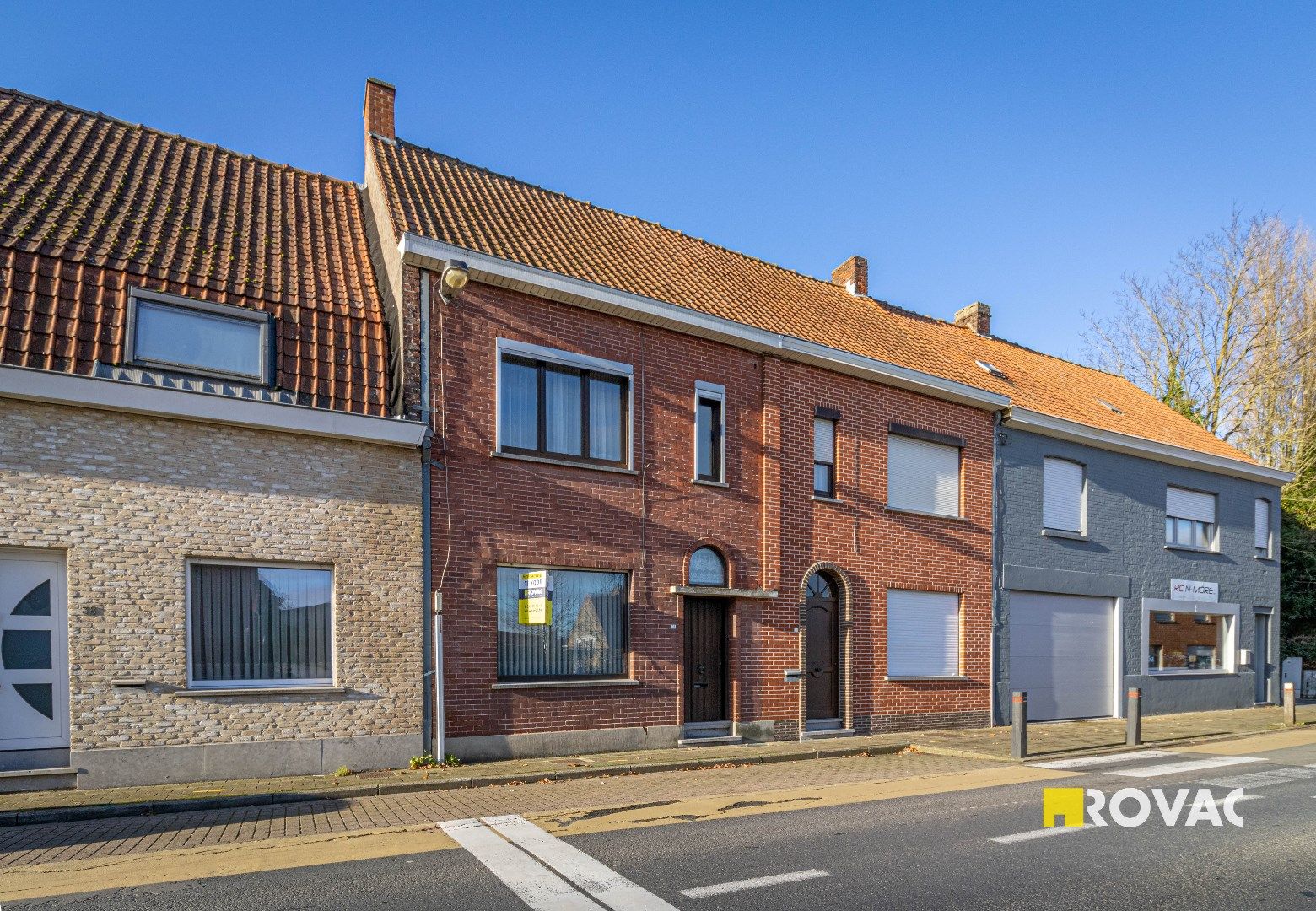 Hoofdfoto van de publicatie: Te renoveren rijwoning met 3 slaapkamers, garage en uitweg