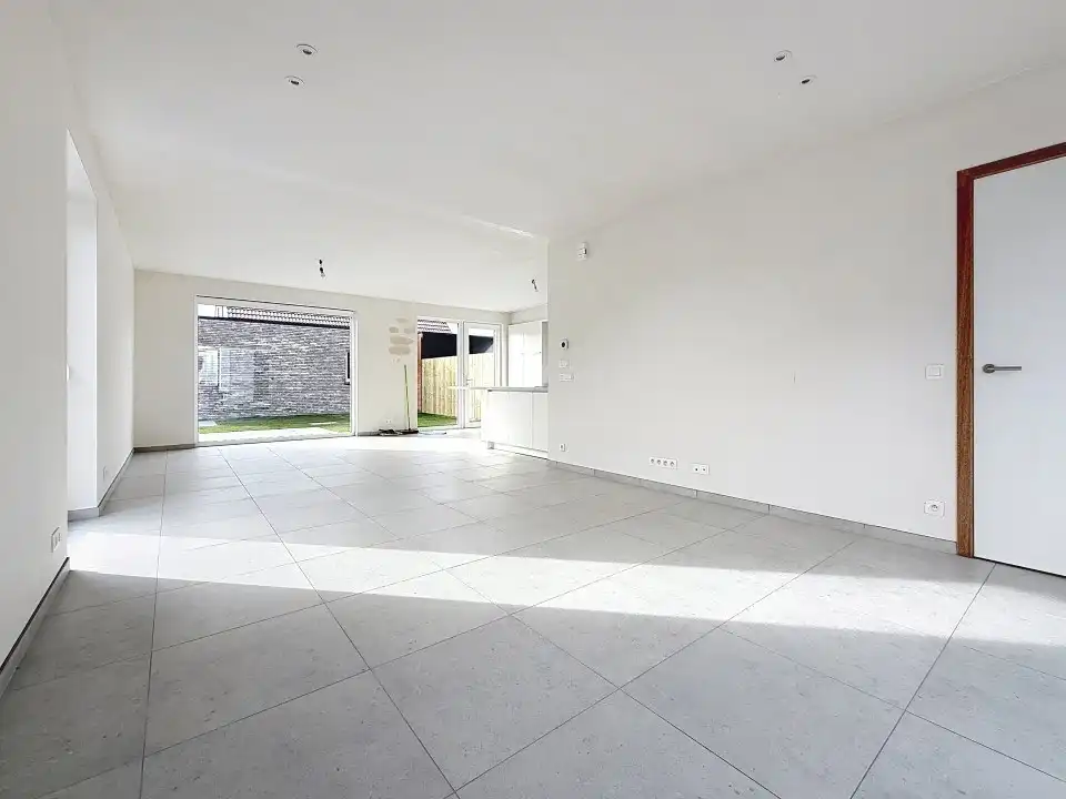 Rustig gelegen, ruime nieuwbouwwoning met 3 slaapkamers foto 2