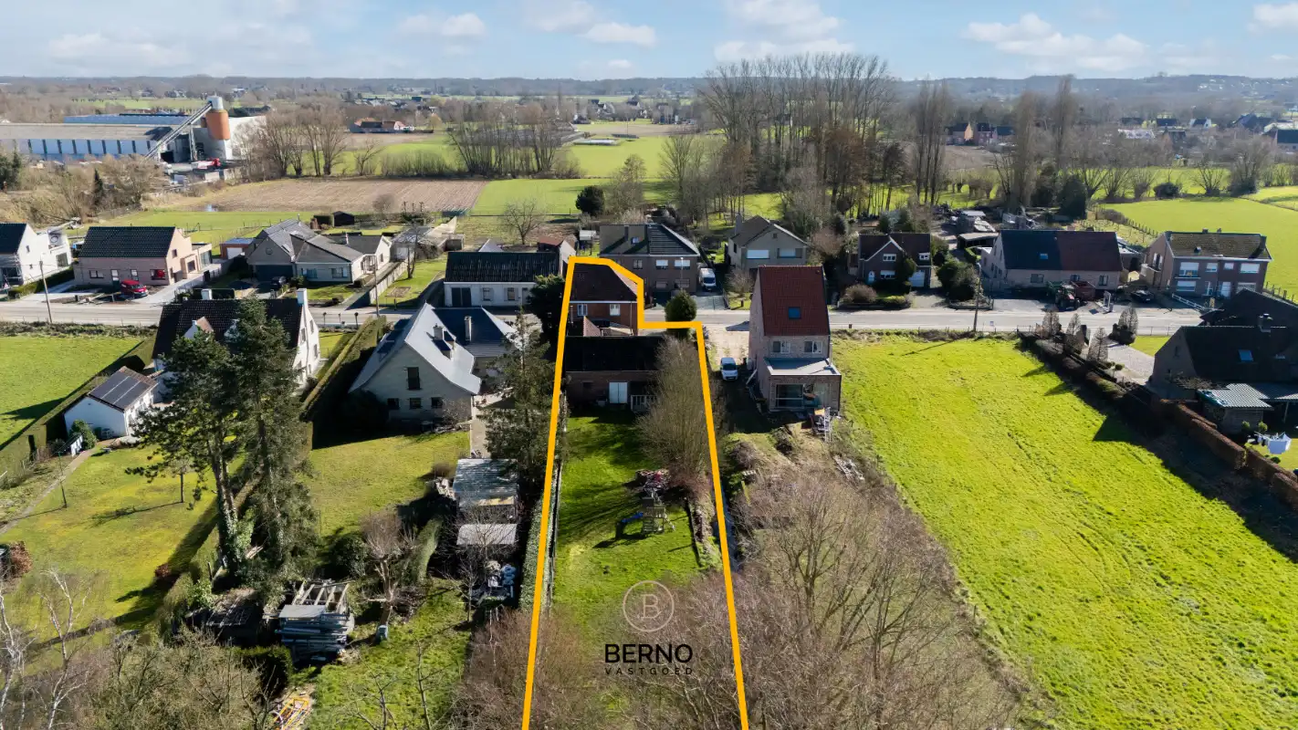 Te renoveren gezinswoning met uitgestrekte tuin en opslagplaats. foto 24