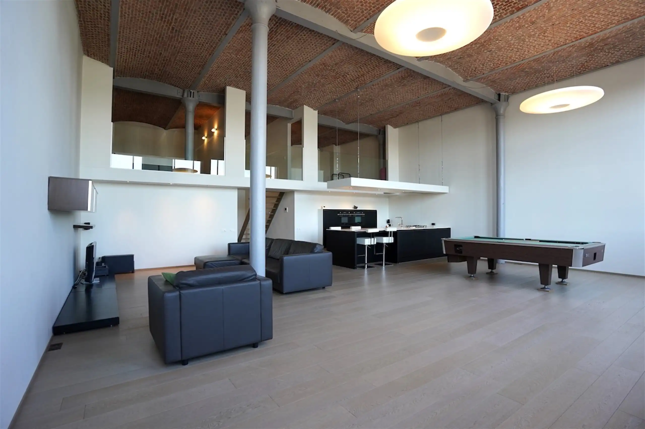 Verrassende, heldere loft met plafondhoogten van 6 m! foto 3