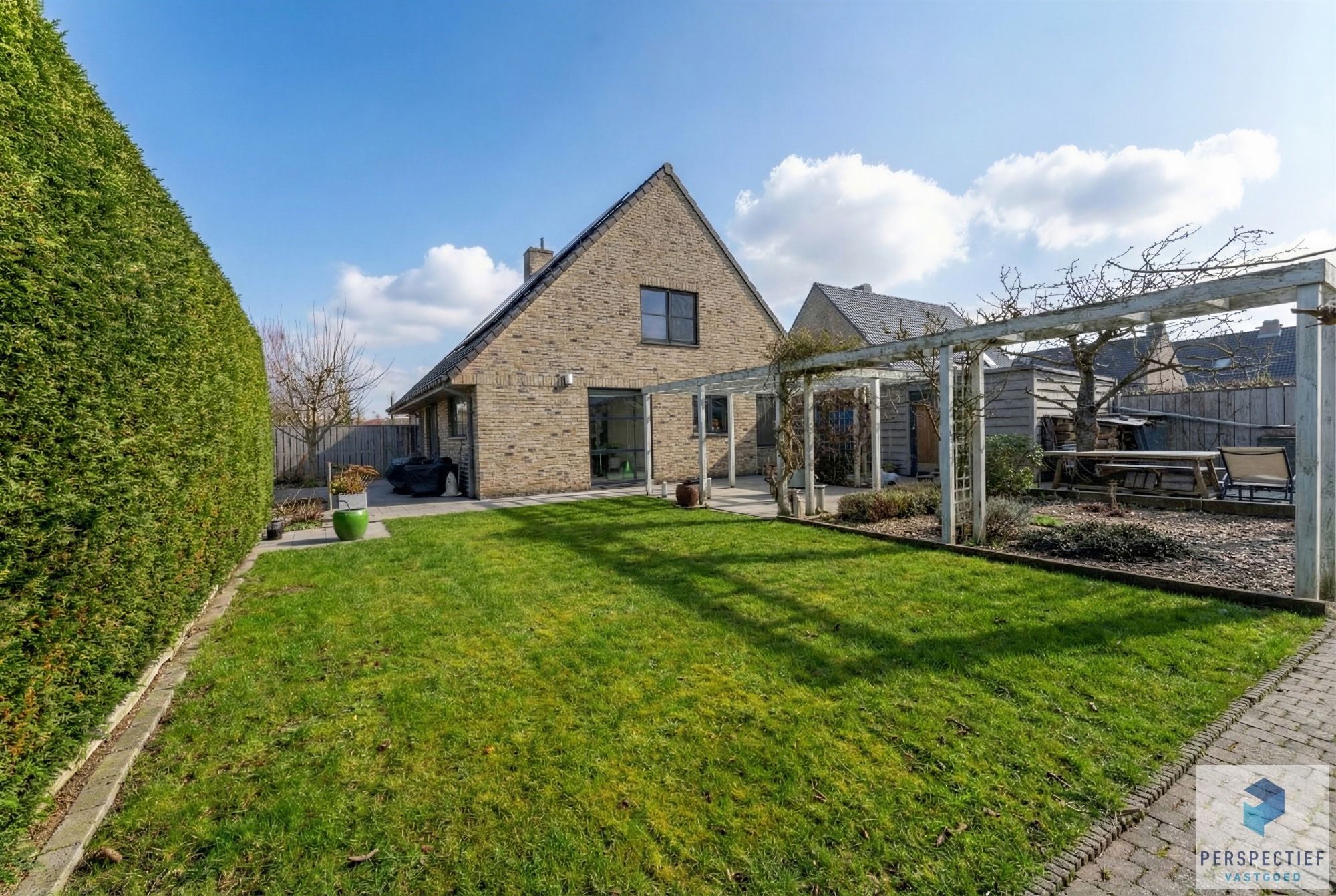 Centraal gelegen instapklare woning op 734 m² met mooie tuin foto 2