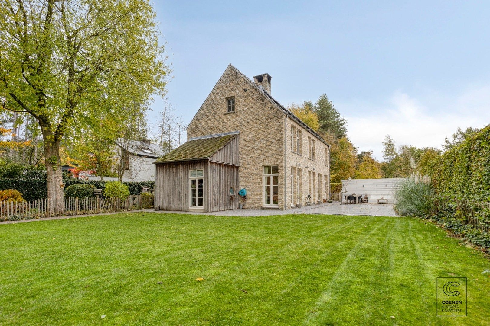 Prachtige woning met een bew. opp. van 302 m², 6 slpk, 3 bk en prachtige tuin met zwembad  foto {{pictureIndex}}