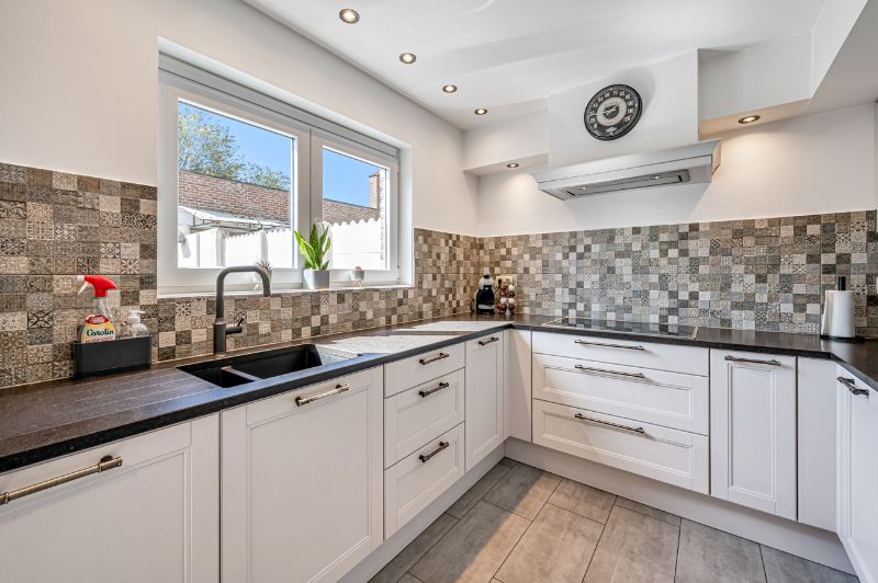 Instapklare gezinswoning met tuin & garage in hartje Dikkelvenne foto 6