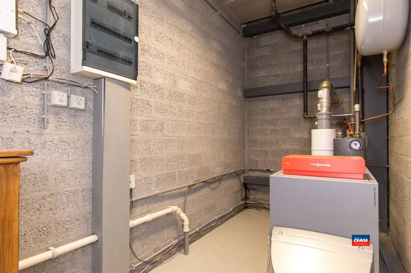 Gemengd gebouw met winkel, 2 appartementen, kantoor en magazijnruimte foto 33