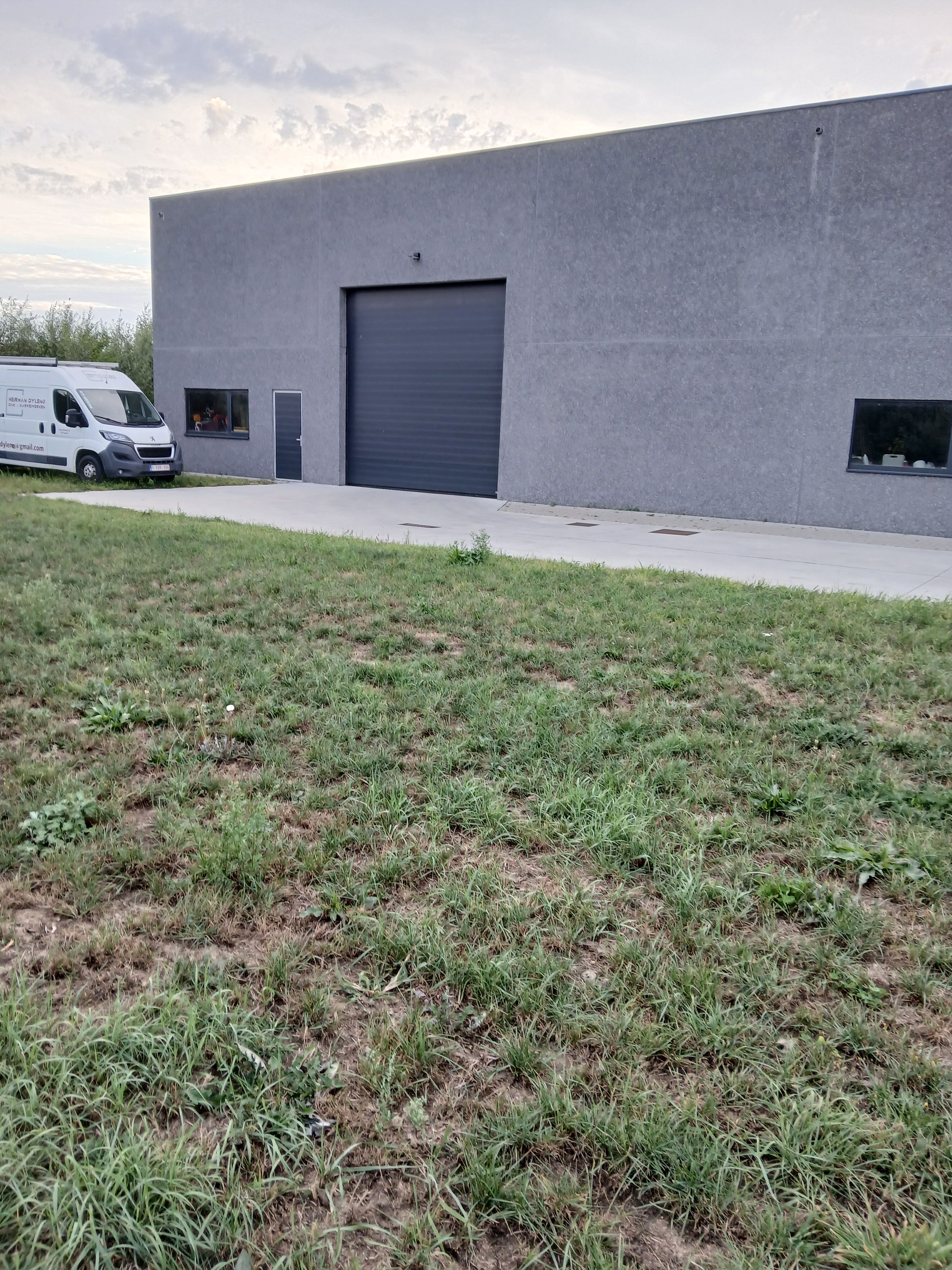 Te huur: bedrijfsgebouw voor gebruik als KMO unit of opslagplaats  - Overmere - 357,5 m² foto {{pictureIndex}}