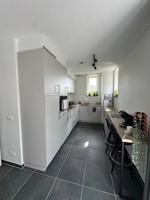Modern appartement met 2 slaapkamers, terras en 2 ondergrondse staanplaatsen. foto 3