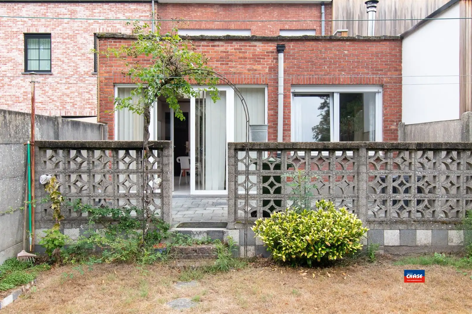 Charmante (op te frissen) rijwoning met 3 à 4 slaapkamers en prachtige tuin foto 16