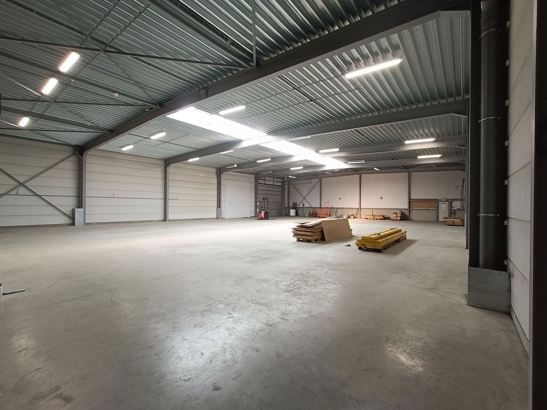 Industrieel gebouw te huur in Lint foto 3