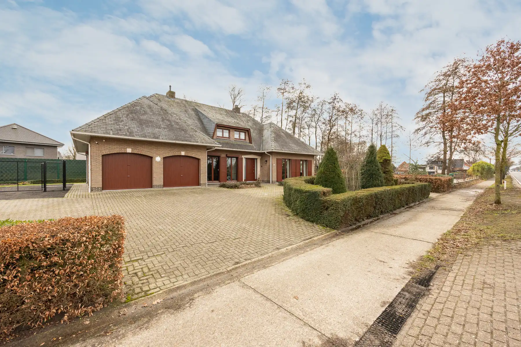 Verrassend ruime woning met 6 slaapkamers en 2 badkamers foto {{pictureIndex}}
