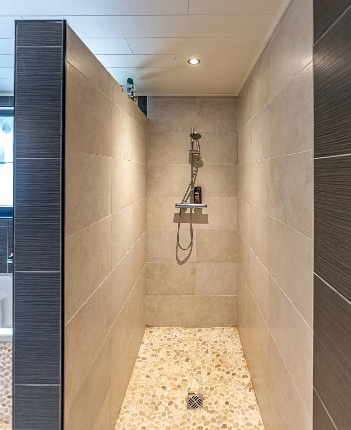 Moderne gezinswoning met inpandige garage en grote tuin. foto 17