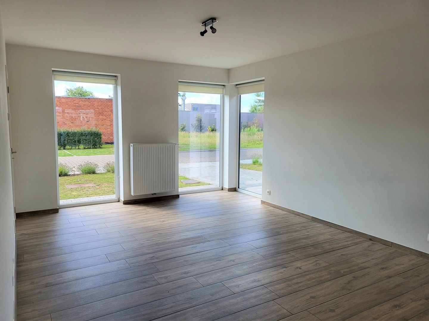 Halfopen woning in rustige straat foto 2