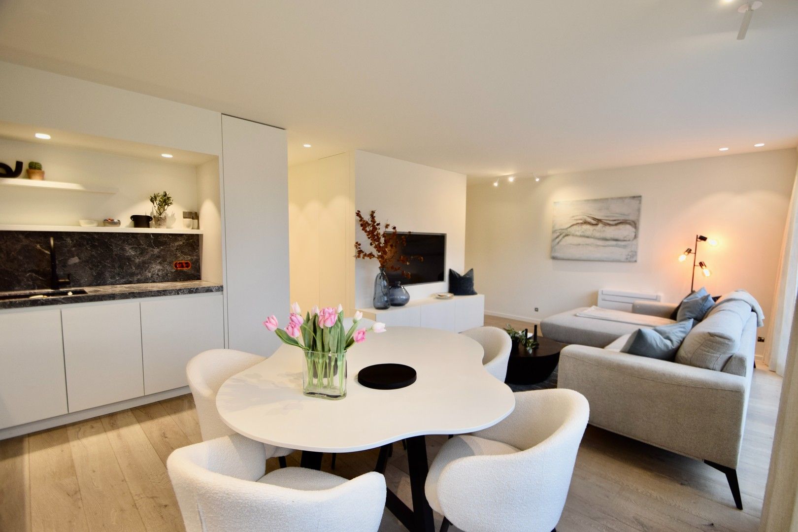 Prachtig penthouse appartement gelegen nabij de Zeedijk, de winkels en het Van Bunnenplein. foto 2