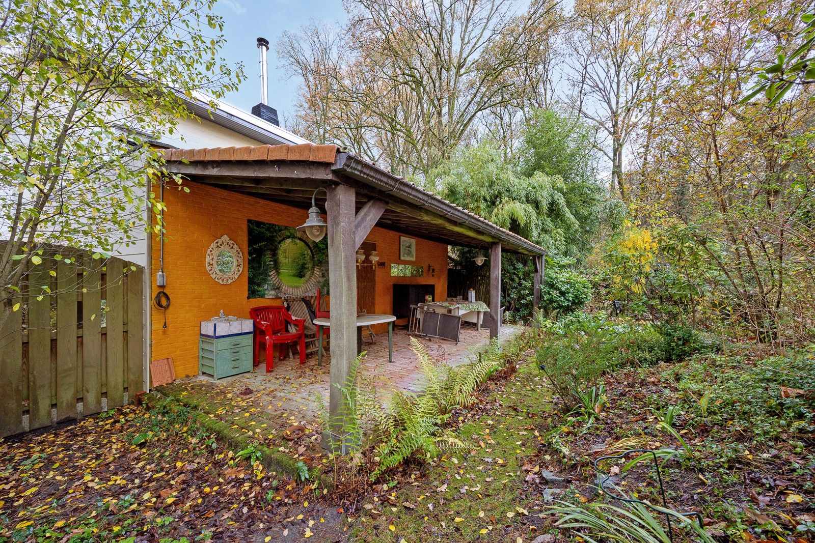 Open bebouwing met grote garage of magazijn, gelegen volledig in het groen en ingericht met een 'charme-authentiek-interieur' foto 18