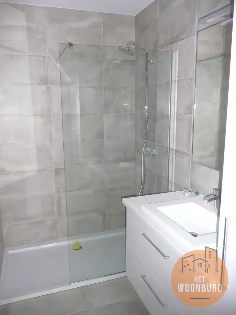 Appartement met 2 slpks, terras en autostaanplaats foto 5