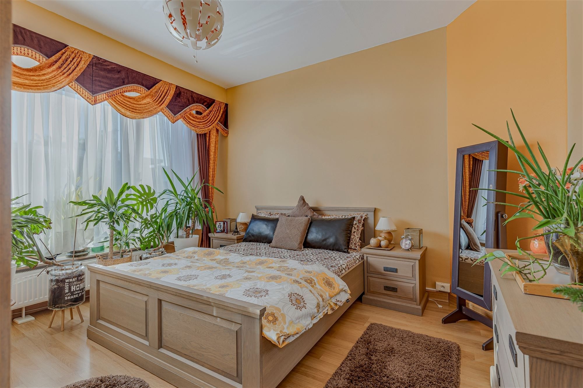 Mooi ingerichte woning met 4 slk, 2 badk en ruime stadstuin in Merksem foto 13