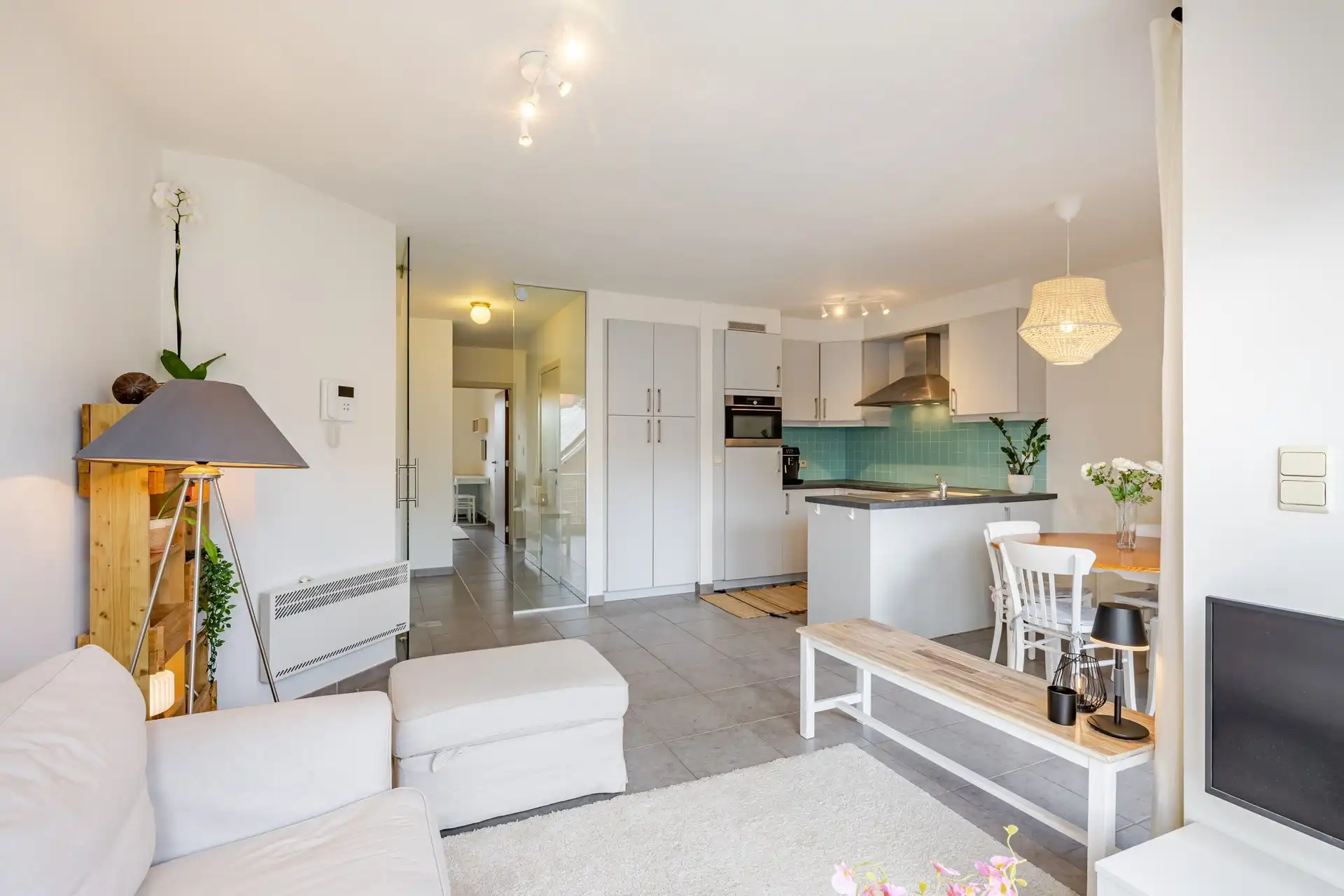 Instapklaar appartement met terras op uitstekende ligging in Erembodegem foto 2