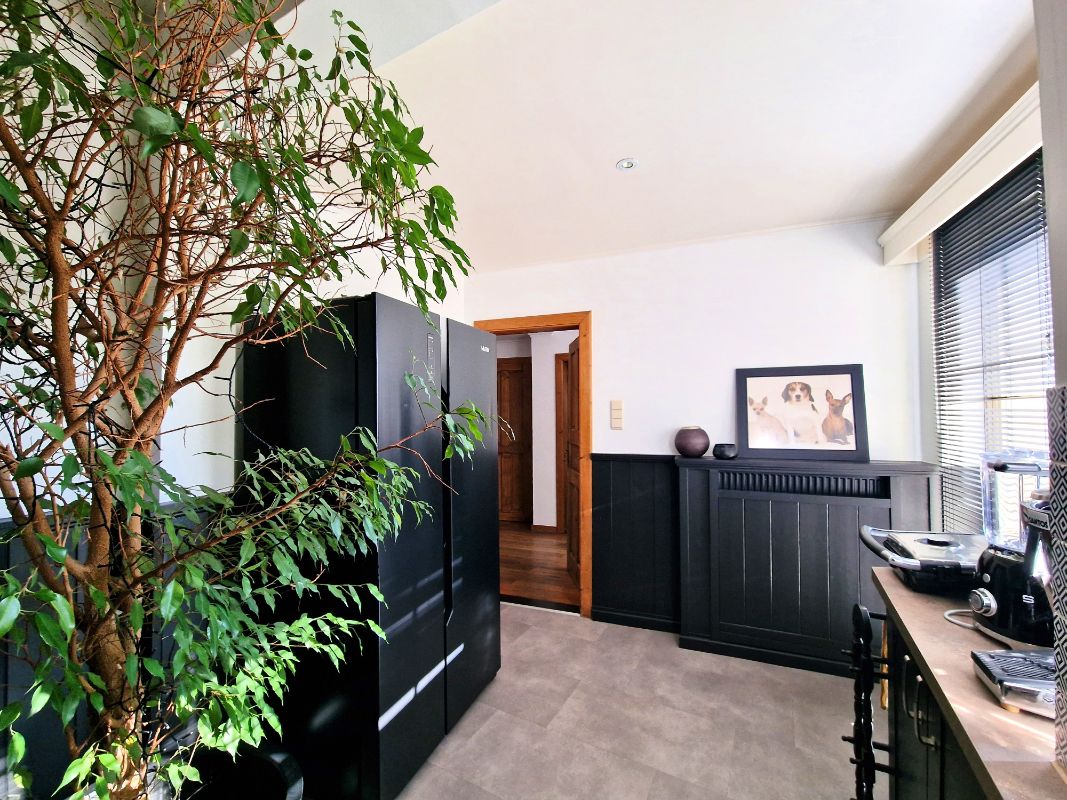 Handelspand met uitzonderlijke visibiliteit & ruim appartement – Toplocatie foto 12