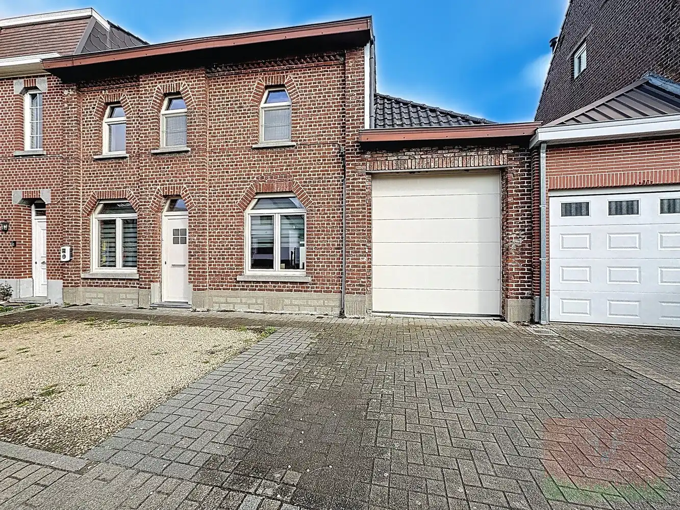 Instapklare hedendaagse gezinswoning met garage, opslagruimte en grote tuin foto 2