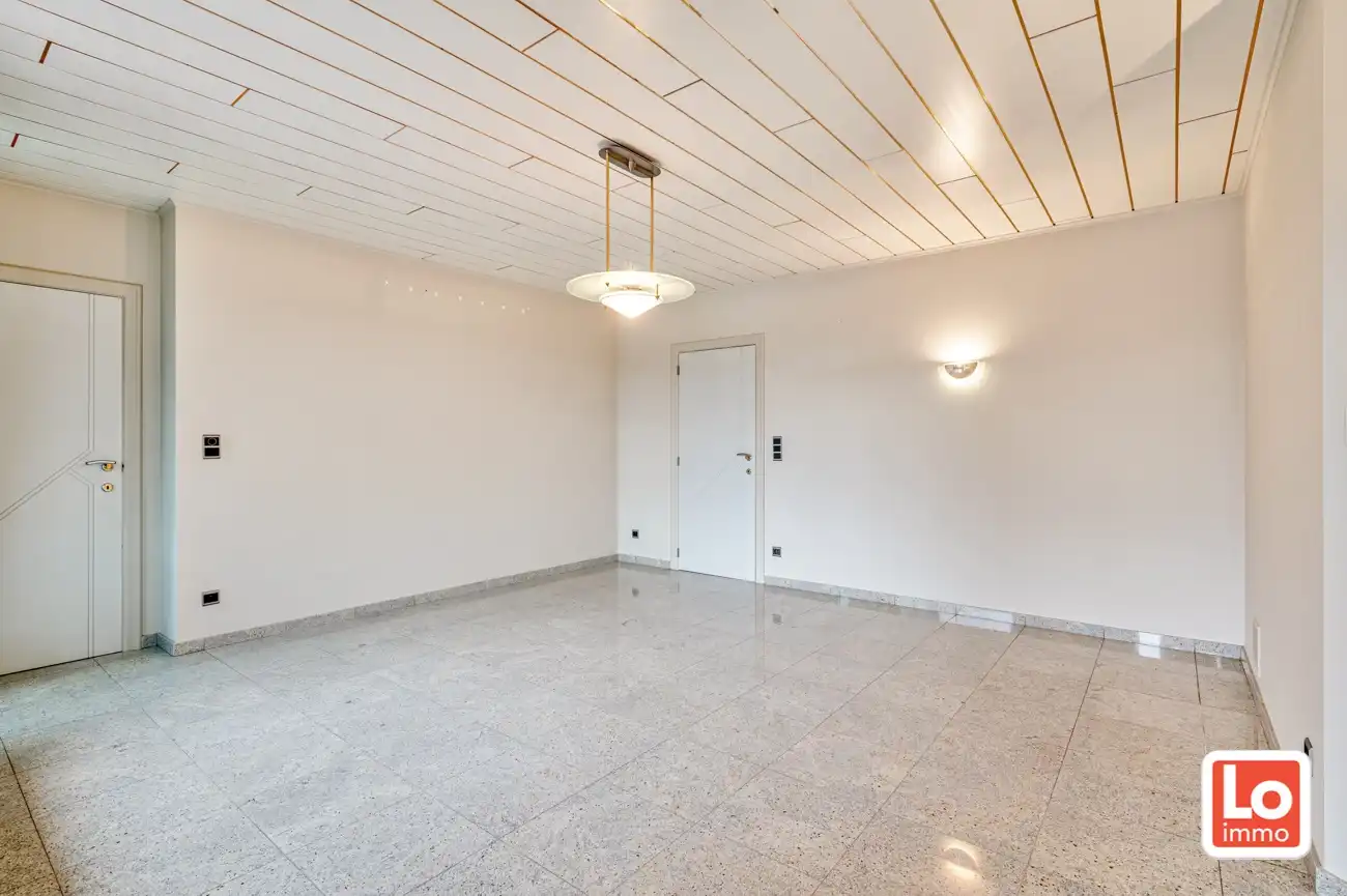 VERKOCHT!! Heel ruime degelijke open woning met praktijkruimte, inpandige garage en ruime gerenoveerde schuur met heel wat potentieel gelegen op een gemakkelijk bereikbare locatie tussen Oostakker en Lochristi! foto 12