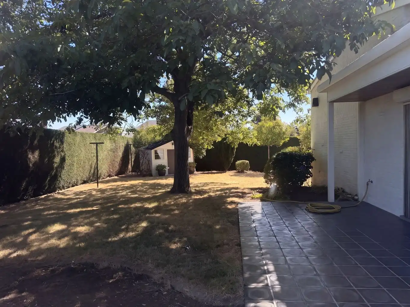 Vrijstaande splitlevelwoning met 3 (+1)slaapkamers, inpandige garage en carport, overdekt terras en omheinde tuin, gunstig gelegen nabij het centrum van Maaseik. foto 20