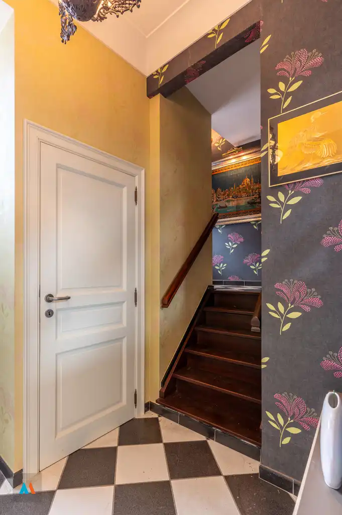 Gezinswoning met ruime loods foto 5