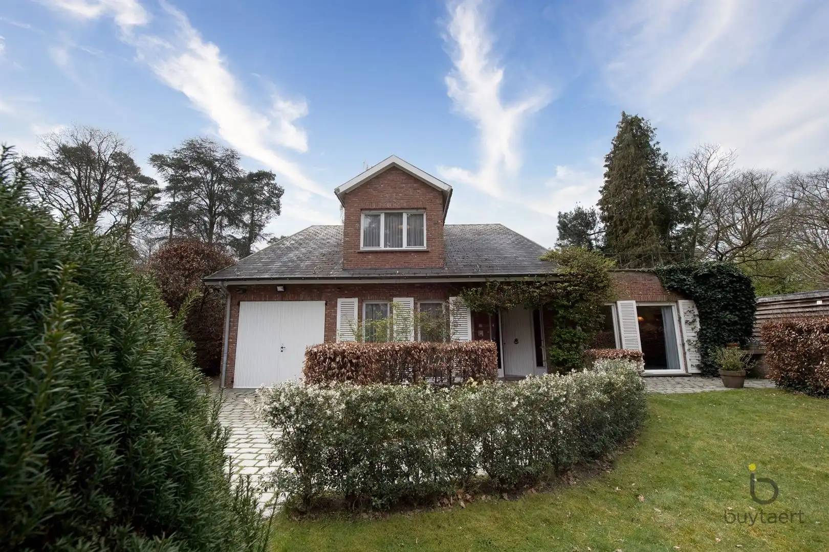 Hoofdfoto van de publicatie: RUIMTE, LICHT ÉN RUST: GEZELLIGE FAMILIEWONING MET 5 SLAAPKAMERS MIDDEN IN HET GROEN!