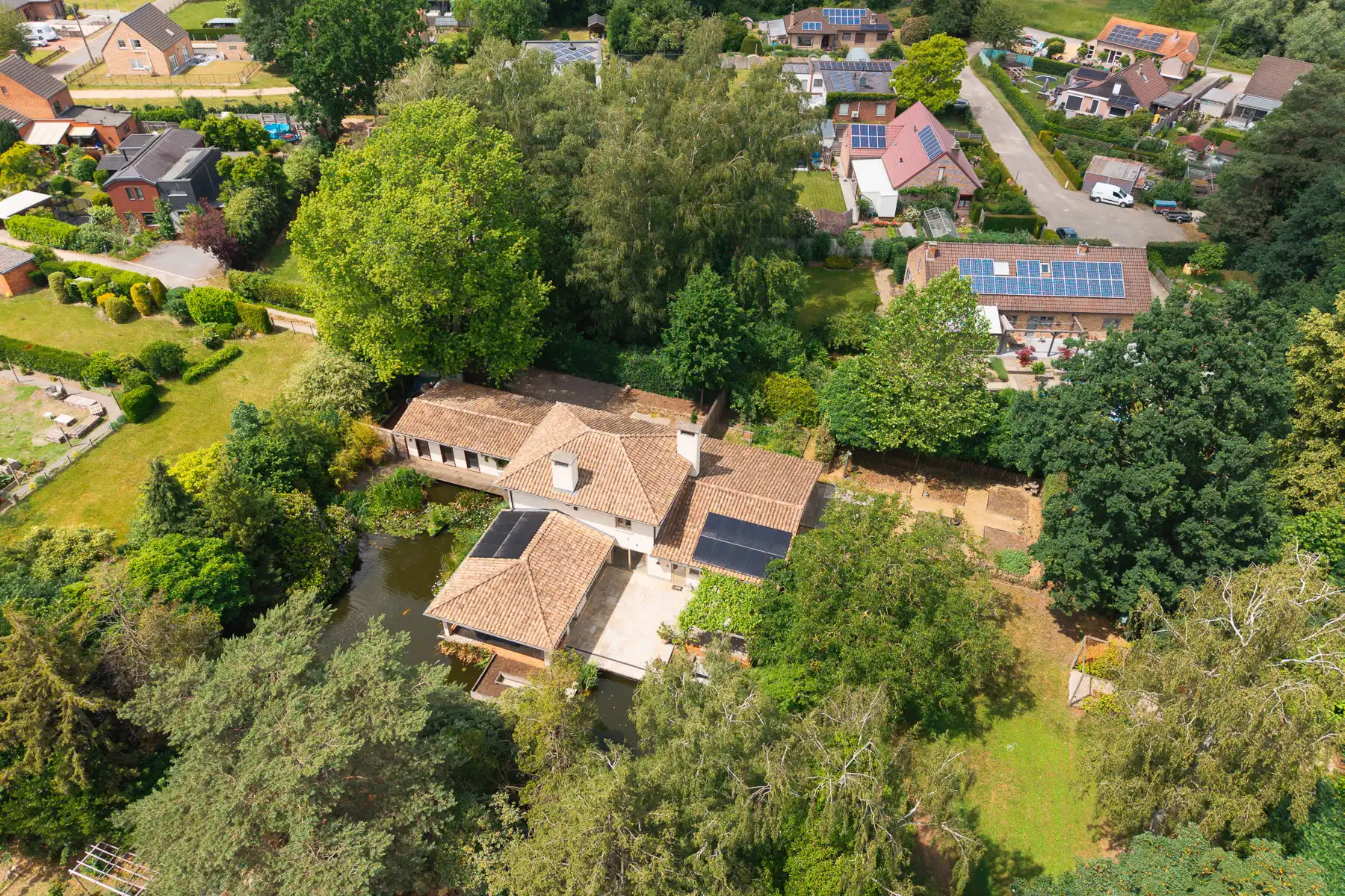 Gerenoveerde energiezuinige villa met adembenemende vijver foto 2