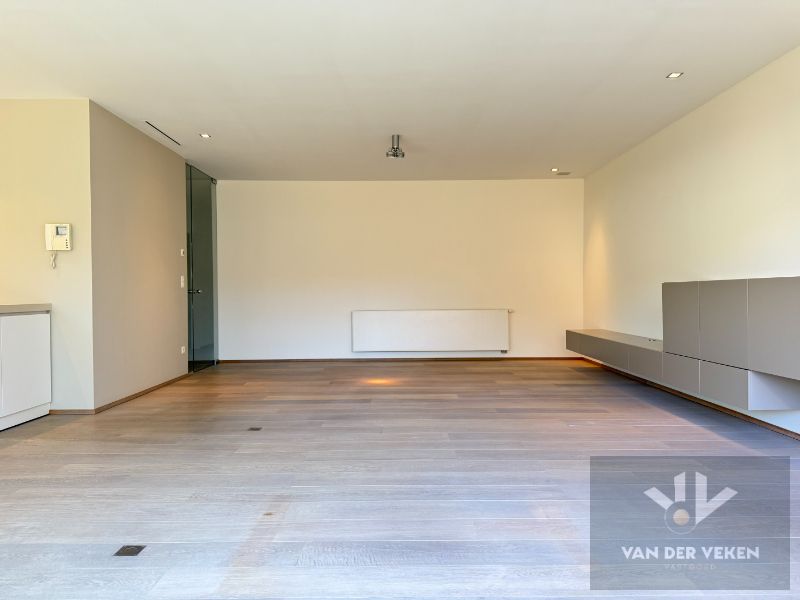 HOOGWAARDIG AFGEWERKT GELIJKVLOERS VILLA-APPARTEMENT foto 3