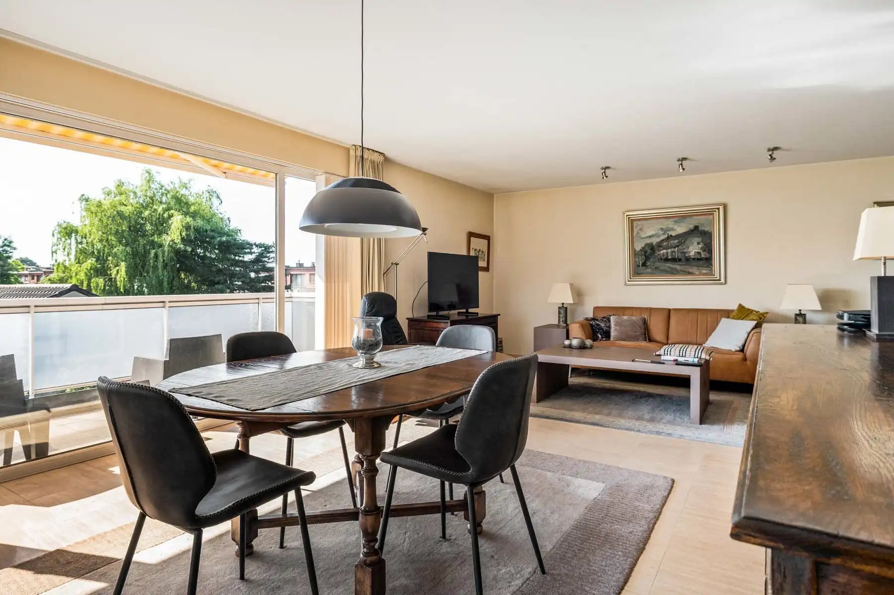 Lichtrijk appartement met garagebox en voorliggende oprit foto 6