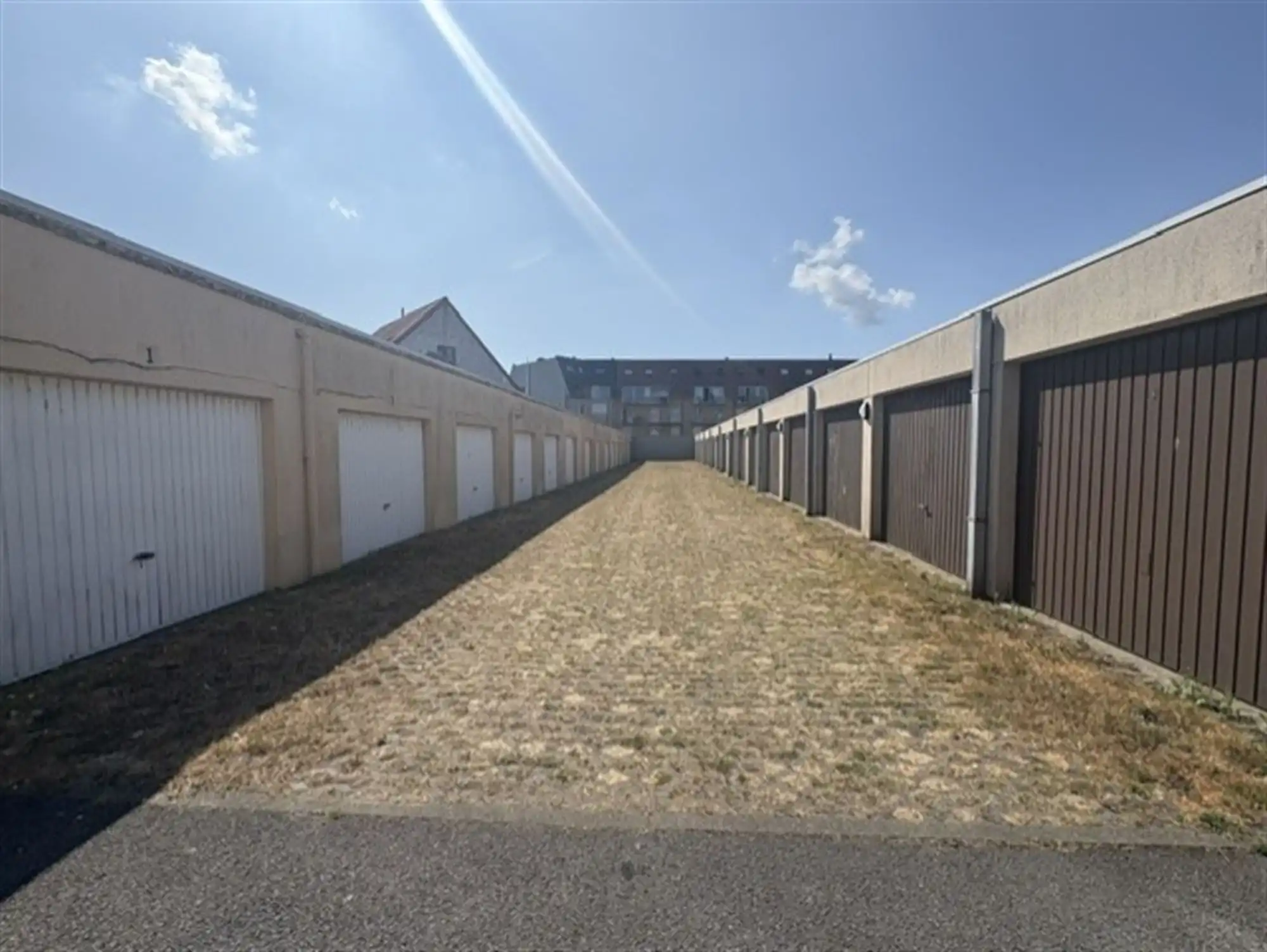 elijkvloerse garagebox gelegen in een bovengronds garagecomplex in het centrum van Bredene-Duinen. foto 4