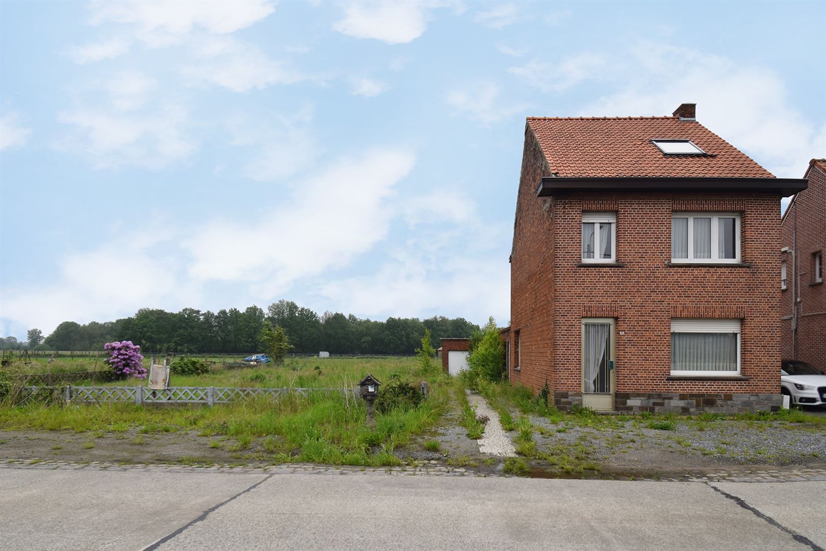 Woning met hangaar en leuke tuin! Te renoveren.  foto 1