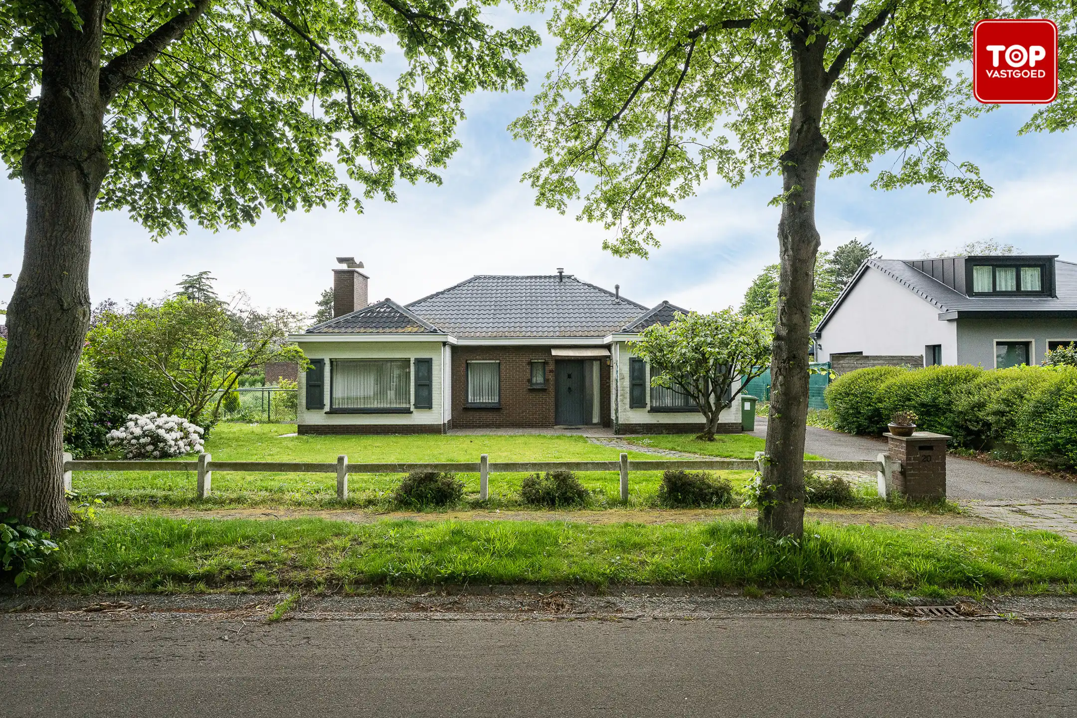 Te renoveren bungalow met charmante tuin op een toplocatie. foto 2